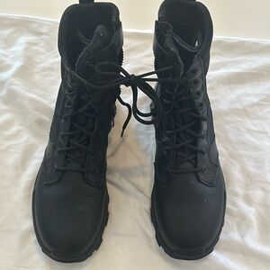 Hiking boot’s lightly used - size 10, men’s